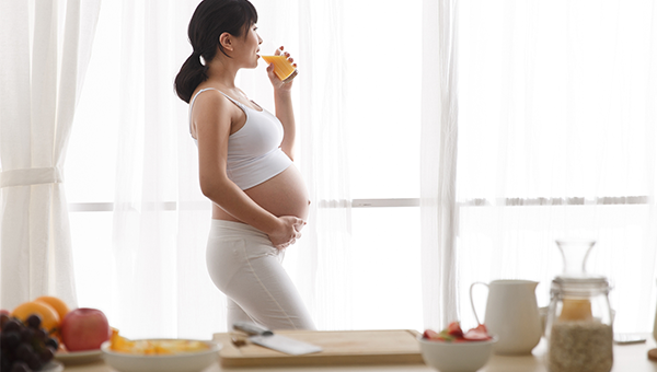 孕妇晚期吃补钙食品胎儿股骨会长吗？